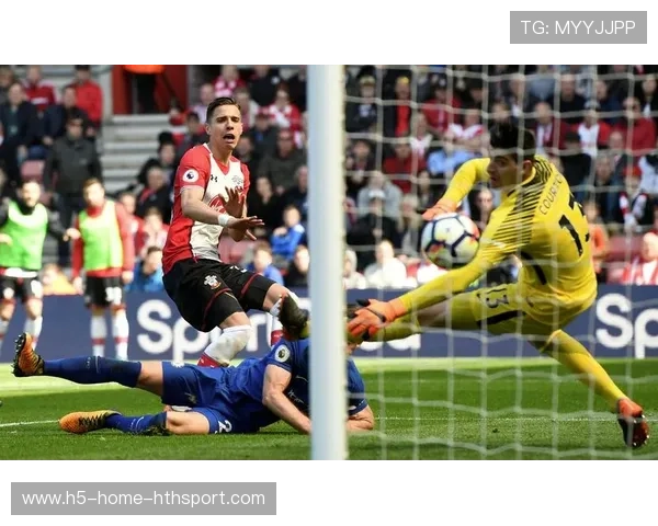 足球奇迹瞬间：后卫门线救险，差点变成丢球的惊魂一幕