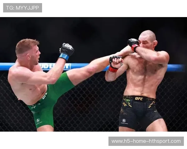 UFC 铁笼爆发激战！两人同时倒地裁判傻眼